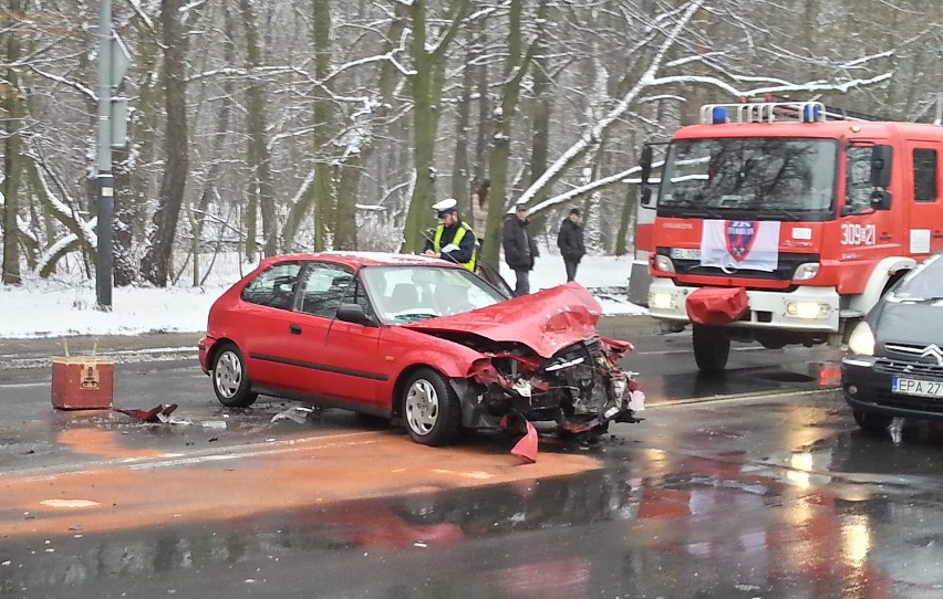 Wypadek na Krakowskiej. Honda zderzyła się z fordem transitem [ZDJĘCIA]