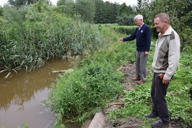 Zdzisław Jankowski (pierwszy z prawej) i jego brat Marian mieszkają blisko Noteci. Po ulewach z niepokojem patrzą na podnoszący się poziom wody w rzece