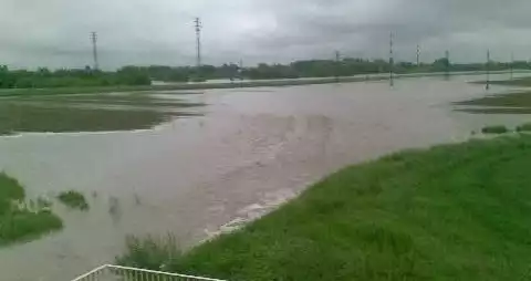 Woda przelewa się przez wał w Sławicach.