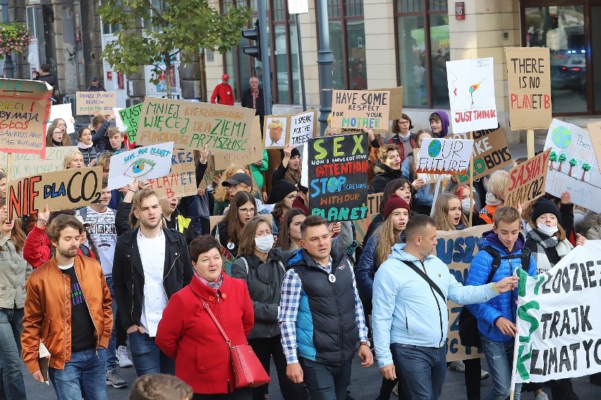 Młodzieżowy Strajk Klimatyczny w Łodzi. Ponad tysiąc uczniów demonstrowało na Piotrkowskiej w obronie klimatu