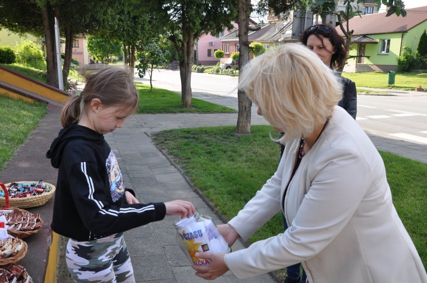 Dzień Dziecka w Zawichoście. Przed domem kultury wkopano... Kapsułę Marzeń (ZDJĘCIA) 