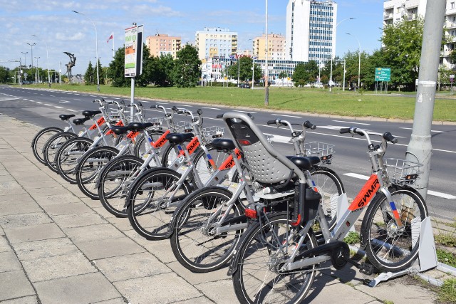 Stacja miejskich rowerów, które można wypożyczyć przy ulicy Komisji Edukacji Narodowej w Stalowej Woli