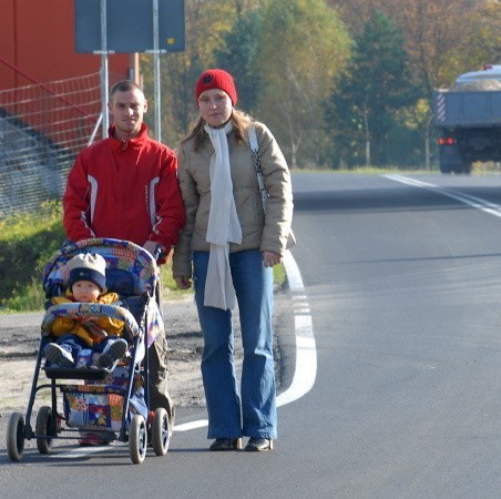 Monika Pełka z Mateuszkiem i Łukaszem Czaplińskim chcą jak najszybciej przejść pod wiaduktem. - To niebezpieczny odcinek - przyznają.