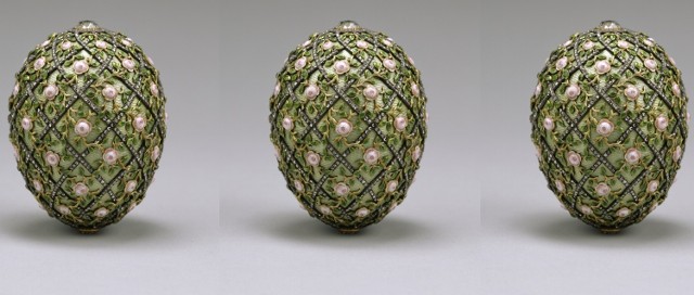Jajko z pnącymi różami (Rose Trellis Egg) z 1907 roku. Było prezentem dla cesarzowej Aleksandry Fiodorowny [1]