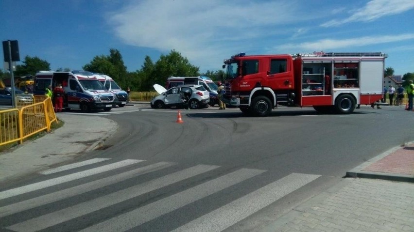 Wypadek w Daleszycach. Zderzenie dwóch samochodów, w których podróżowało w sumie osiem osób, w tym czworo dzieci. W akcji śmigłowiec