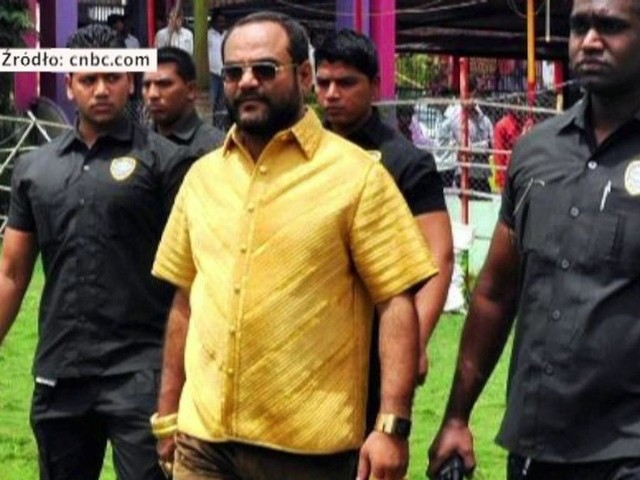 Hinduski milioner w koszuli ze szczerego złota