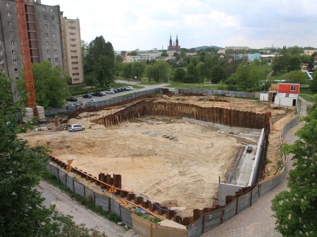 Budowa wieżowca przy Nowym Świecie w Kielcach została wstrzymana, ponieważ konieczne było przeprojektowanie fundamentów.