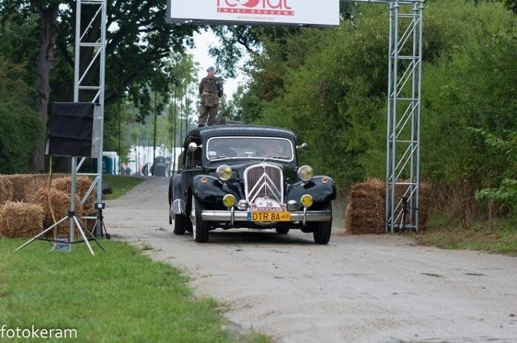 Widowiskowe próby sportowe samochodów zabytkowych na Moto...