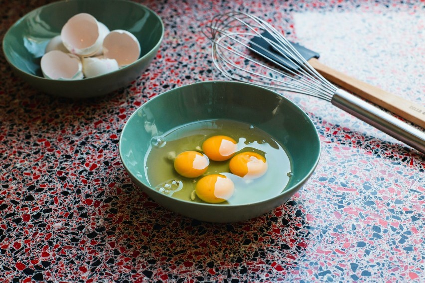 Surowe jajko - o masie 50 g - ma niecałe 70 kilokalorii...