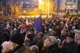 Demonstracja Solidarni z sędziami w Katowicach skupiła tłumy ludzi przed Sądem Okręgowym 