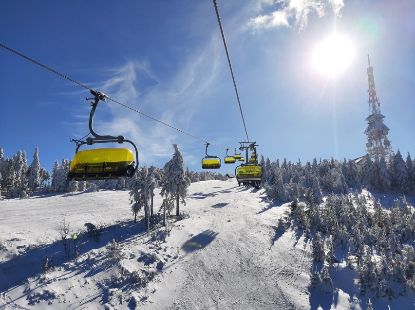 Tłumy turystów w Beskidach: piękna pogoda i świetne warunki na narty. Zobaczcie, jakie i gdzie