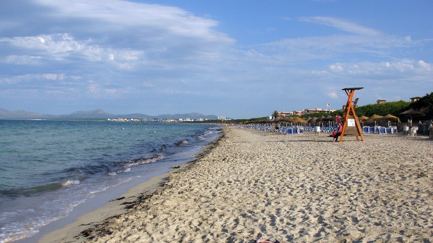 Ta plaża na Majorce leży niedaleko zabytkowego miasta...