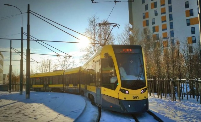 Mieszkańcy Poznania będą mogli wtedy zobaczyć na torach żółty tramwaj z charakterystycznym zabudowanym czołem pojazdu.