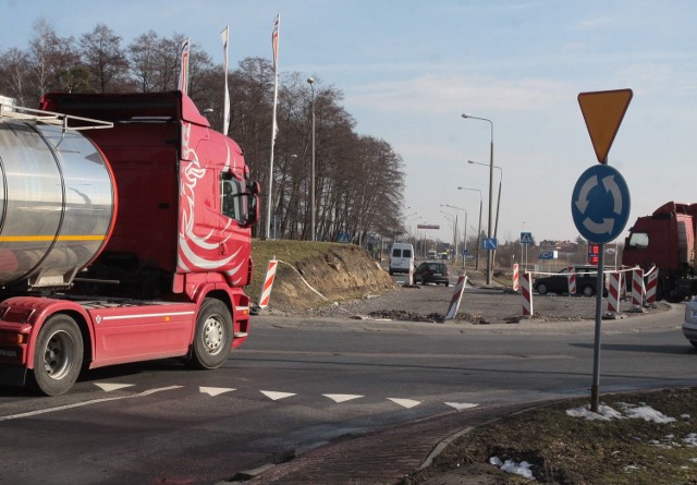 Drogowcy przystąpili do ponownego odtwarzania łuku na zakręcie u zbiegu ulic Kozienickiej oraz Żółkiewskiego. Wcześniej musieli rozebrać krawężniki, żeby mogły przejechać wielkie ciężarówki. 