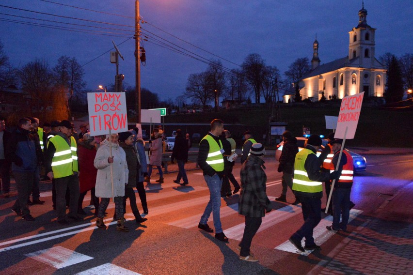 Wojna o drogę 763 Morawica - Chęciny. Mieszkańcy Brzezin rozpoczynają protest! Żądają obwodnicy, mają dość obietnic bez pokrycia (WIDEO)