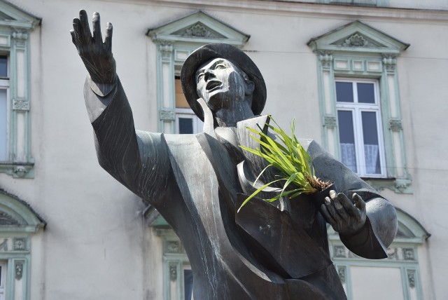 W rocznicę śmierci wybitnego śpiewaka, przedstawiciele Sosnowca złożyli na grobie Kiepury kwiaty. Zobacz kolejne zdjęcia. Przesuwaj zdjęcia w prawo - naciśnij strzałkę lub przycisk NASTĘPNE