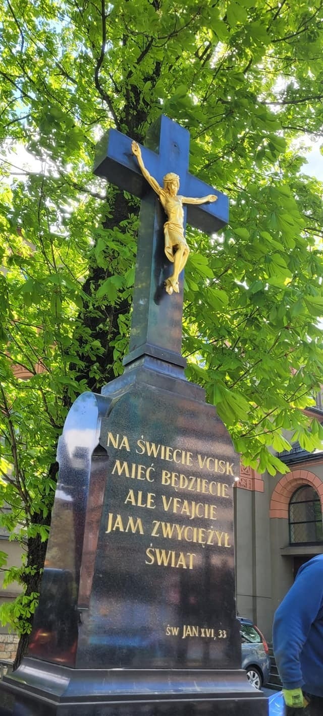 Krzyż przy kościele