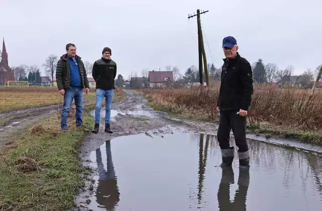 Kilka lat temu kilku mieszkańców Sieciemina skorzystało z usług prawnika, który przygotował odpowiednie pisma. W planach było złożenie pozwu przeciwko gminie.