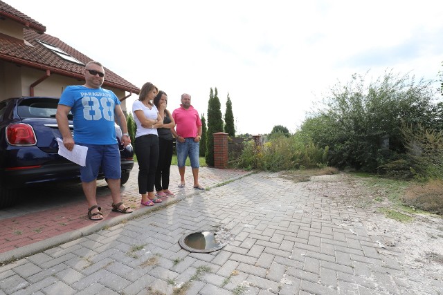 Sąsiad wyłączył przepompownię. I od kilku lat zalewają nas ścieki – mówi Adam Troc (z lewej). Obok stoją pozostali mieszkańcy ul. Łyskowskiej w Fastach: Iza Karpińska, Krzysztof Seroka, Agnieszka Kulikowska