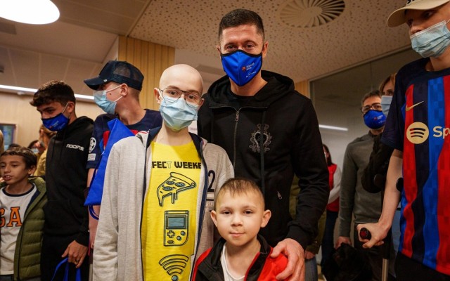 Robert Lewandowski spotkał się z Patrykiem Wysmykiem z Piotrkowa, odwiedził go w szpitalu w Barcelonie. 15-letni chłopiec jest chory na neuroblastomę, od września leczy się w szpitalu w Barcelonie.