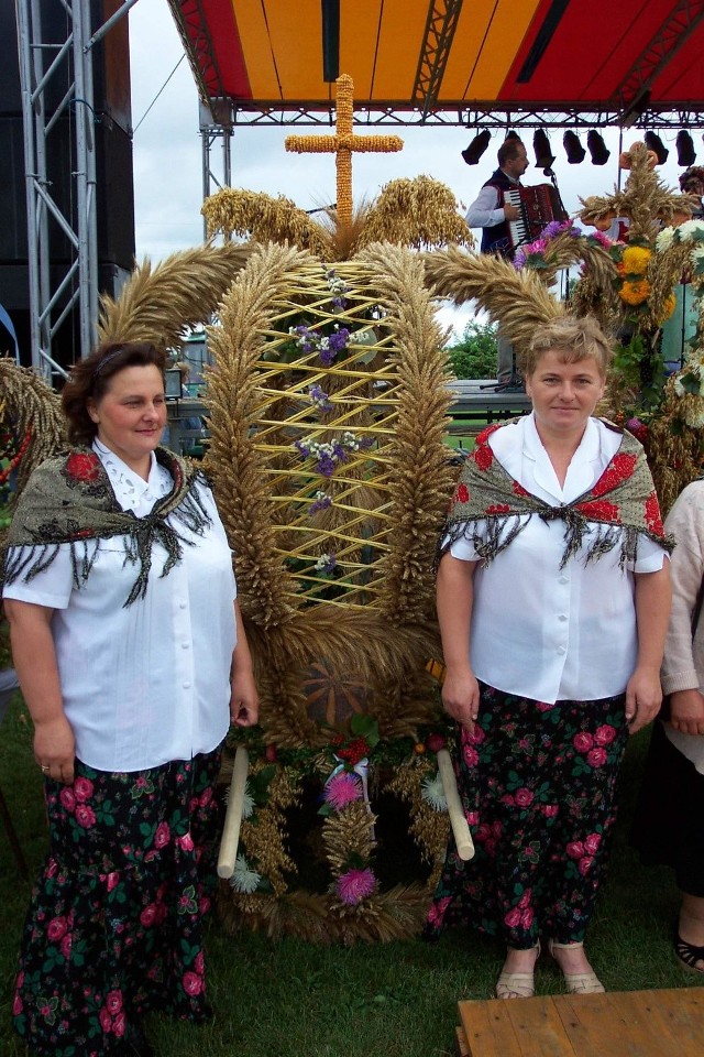 Przygotowanie korony zajęło mieszkańcom Grodźca pięć dni. W pracach brały udział Anna Poniewierska (z lewej) i Jolanta Podgórska.