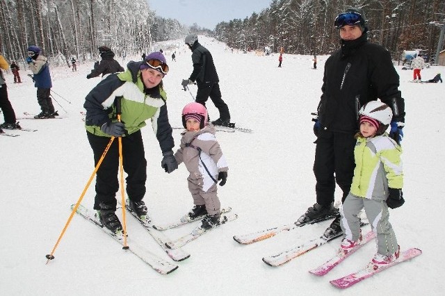 Monika i Waldemar z córkami Ingą i Nelą z Wrocławia przyjechali na narty na Stadion do Kielc.