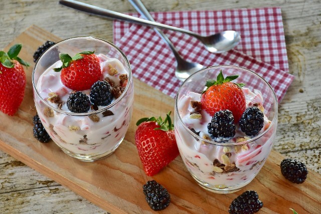 Naturalny jogurt to źródło pełnowartościowego białka, którego nie może zabraknąć w diecie sportowca ani osoby odchudzającej się. Jogurt dostarcza również dużej porcji wapnia i trochę witamin z grupy B