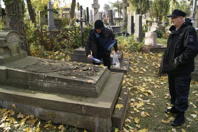 Porządkowanie grobów polskich dziennikarzy na cmentarzu na Łyczakowie we Lwowie