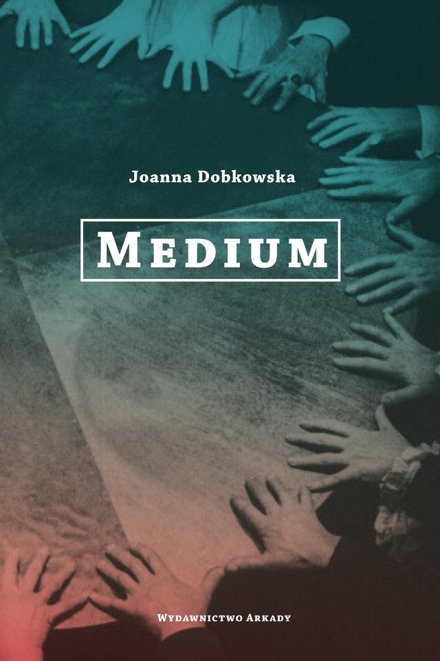 Joanna Dobkowska z wykształcenia jest historykiem sztuki i historykiem. Pracuje jako dziennikarka.  Zadebiutowała w 2009 roku powieścią 'Wygraj lepsze wcielenie'. Natomiast w maju 2016 roku w Wydawnictwie ARKADY ukazała się książki 'W cieniu koronkowej parasolki. O modzie i obyczajach XIX wieku' napisana wspólnie z Joanną Wasilewską.