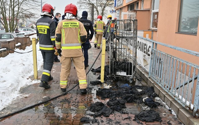 We wtorek około godziny 15 doszło do pożaru i wybuchu w kompleksie sklepów przy ulicy Warszawskiej w Kielcach, na osiedlu Uroczysko.  Mariusz Góra, zastępca komendanta miejskiego kieleckiej straży pożarnej przekazywał: - Doszło najprawdopodobniej do wybuchu, gdyż uszkodzona została stolarka okienna w jednym z pawilonów handlowych. Był niewielki pożar i panowało zadymienie, ale sytuacja jest już opanowana. Ustalamy obecnie przyczynę zdarzenia – dodawał Mariusz Góra.Jak na gorąco informowali strażacy pożar wybuchł w pralni a zagrożenie było tym większe, że znajdowało się tam sporo materiałów chemicznych W momencie zdarzenia w budynku pralni były cztery pracownice, które zdołały wyjść z pomieszczenia o własnych siłach. - Miały delikatnie opalone włosy, zostały przebadane przez załogę karetki pogotowia, ale nic im się nie stało – wyjaśniał wiceszef kieleckich strażaków.Niewielkie obrażenia odniósł też przechodzień, który w chwili wybuchu znajdował się obok pawilonu. I on został opatrzny przez ratowników medycznych na miejscu.- Nasze wstępne ustalenia wskazują, że prawdopodobnie doszło do wybuchu oparów z tkanin do czyszczenia, które z jednej z firm przewieziono do pralni, aby je wyprać. Mieszkania oparów z ulatniająca się z tych tkanin spowodowała wybuch i pożar – tłumaczył Mariusz Góra.Eksplozja sprawiła, że okna pralni wypadły z futryn i upadły kilka metrów dalej, na pas zieleni za chodnikiem. Doszło też do delikatnych pęknięć na ścianach wewnątrz budynku. - Na miejscu pracował Inspektor Nadzoru Budowlanego dla miasta Kielce, który oceni czy doszło do poważnych uszkodzeń w konstrukcji budynku i czy będzie się on nadawał do dalszej eksploatacji – zaznaczał komendant Góra.Na miejscu są nasi reporterzy, wkrótce więcej zdjęć i informacji. Na kolejnych slajdach zobaczcie  akcję przy Warszawskiej