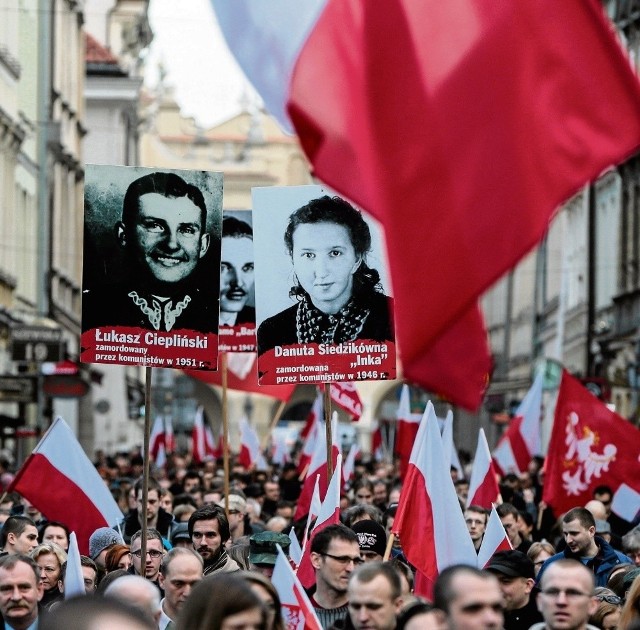 Uczestnicy marszu nieśli portrety Żołnierzy Wyklętych