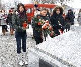 Wieńce pod pomnikiem Stanisława Bechiego złożone