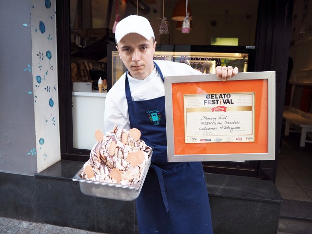 Cukiernik „Katarynki” Przemysław Buliński prezentuje lody o nazwie „Prażony słód”, które wykonał podczas tegorocznych eliminacji Gelato Festival Challenge, które odbyły się 10 kwietnia w Łódzi