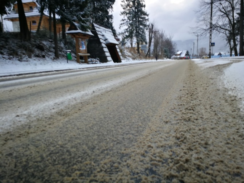 Podhale. Zima w natarciu. Pogarszają się warunki na drogach [ZDJĘCIA]