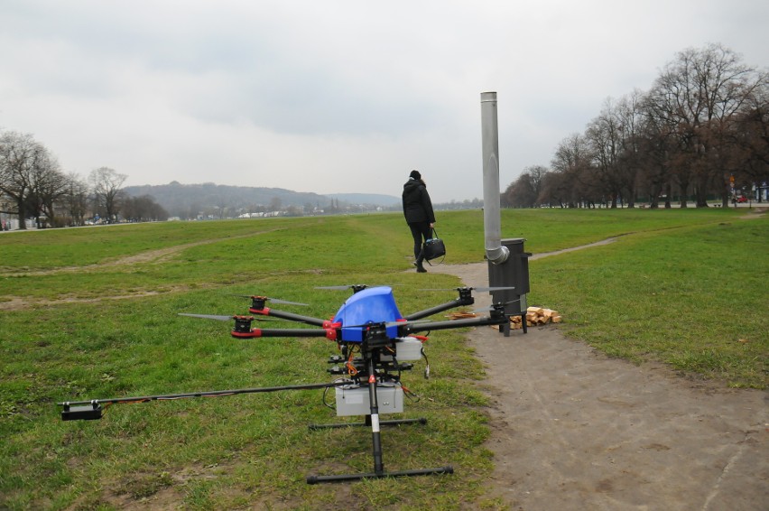 Kraków. Dron zbadał skład dymu z paleniska [WIDEO]