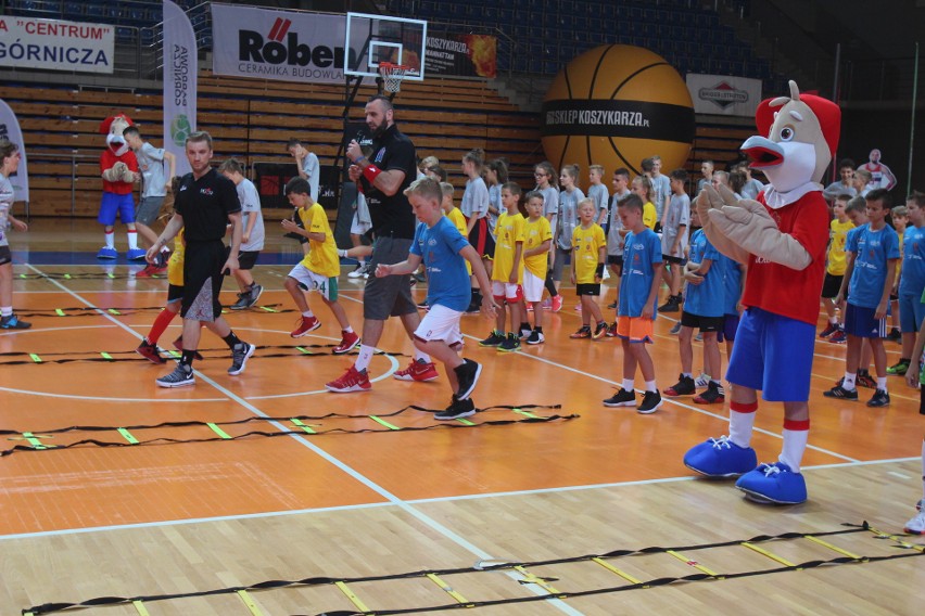 Marcin Gortat trenuje dzieci na Marcin Gortat Camp w...