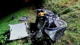 Poważny wypadek w Kiezmarku gm. Cedry Wielkie w nocy 25.09.2021. Zakleszczonego kierowcę uratowali strażacy [zdjęcia]