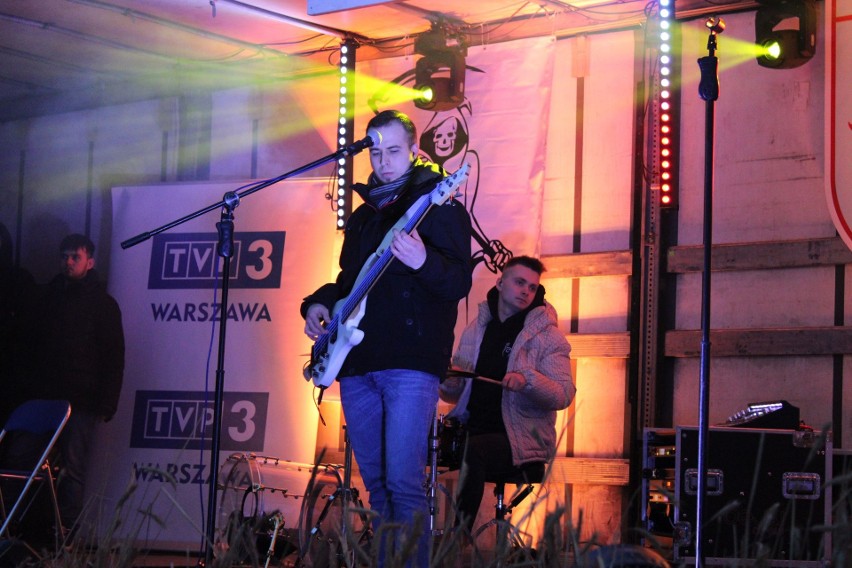 Niesamowita zabawa podczas koncertu zespołu Dejw na "Ścięciu Śmierci" w Jedlińsku. Zobacz zdjęcia
