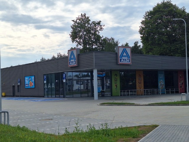Nowy sklep sieci Aldi stoi przy ul. Listopadowej przy ul. Brzezińskiej.