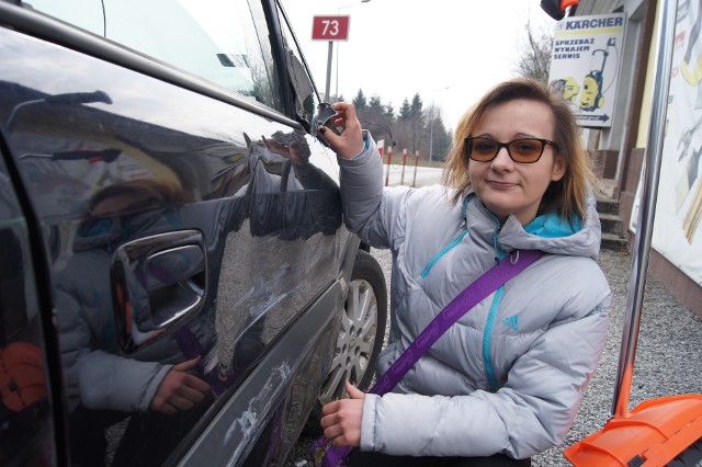 Justyna Brożek przy uszkodzonym oplu