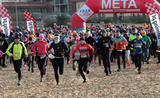 Na starcie biegu dla WOŚP, na plaży miejskiej w Grudziądzu zameldowało się około 700 biegaczy. Pokonali leśną trasę liczącą około 5 km. Dochód z biegu zasili konto grudziądzkiego sztabu WOŚP. Wśród pań pierwsza na mecie była Arleta Meloch, a wśród panów Paweł Mazur. AKTUALIZACJA:  33.208 złotych na konto Wielkiej Orkiestry Świątecznej Pomocy  zebrano podczas biegu, który wspólnie zorganizowali członkowie różnych stowarzyszeń i klubów działających w Grudziądzu oraz Miejski Ośrodek Rekreacji i Wypoczynku. - Absolutny nokaut gorących serc! - cieszy się i dziękuje na Facebooku  Patryk Gruszeczka, jeden ze współorganizatorów biegu. 