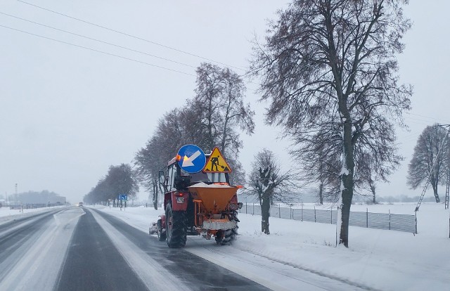 Drogi w powiecie opatowskim są przejezdne ale trzeba pamiętać by jeździć ostrożnie. Zobaczcie galerię zdjęć z zaśnieżonych dróg powiatu opatowskiego.