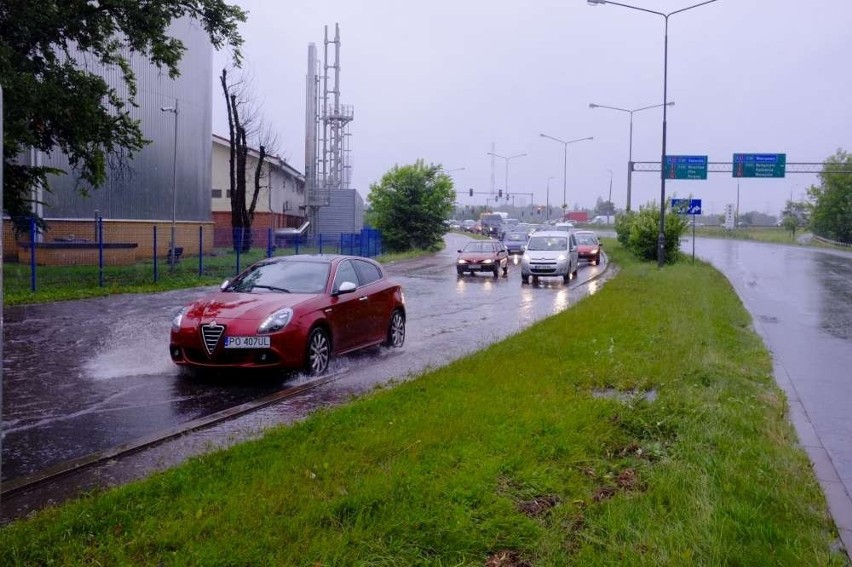 Zalany tunel na Dworcu Głównym w Poznaniu, pod wodą także...