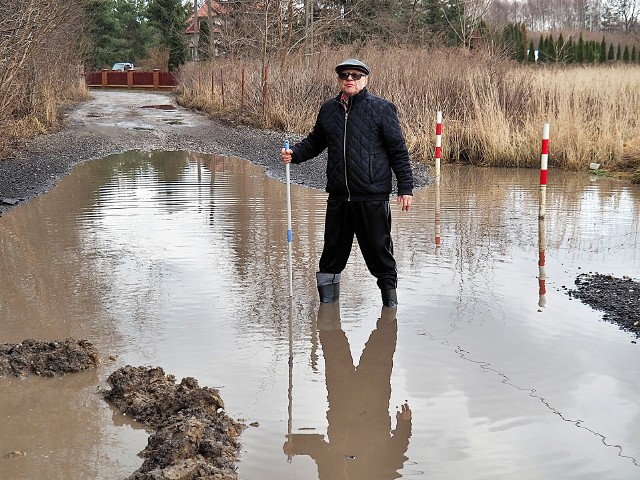 Zbysław Kopka pokazuje, jaką drogą musi jeździć do swojego domu...ZOBACZ WIĘCEJ NA KOLEJNYCH SLAJDACH!