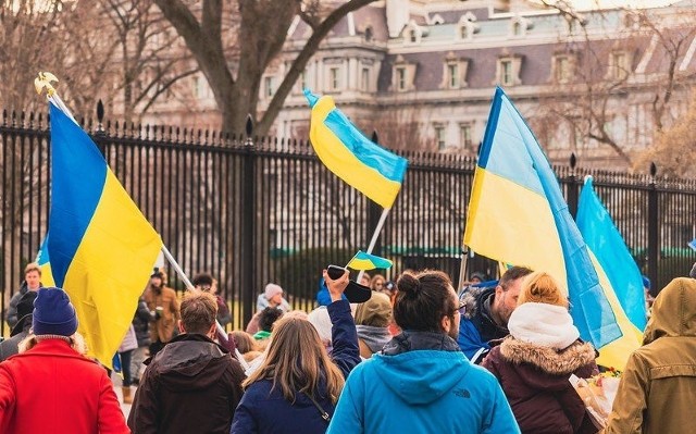 Oprócz wywieszania flag zabronione będzie również odtwarzanie pieśni marszowych i wojskowych, a także "wygłaszanie wypowiedzi, które ze względu na obecną sytuację mogą oznaczać aprobatę lub gloryfikację" rosyjskiej inwazji na Ukrainę.