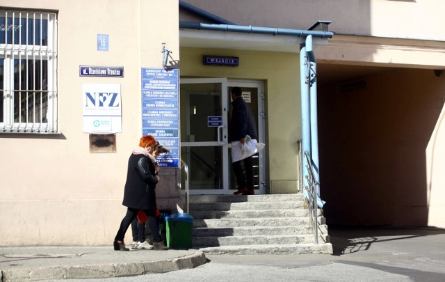 Pacjenci ze szpitala klinicznego przy ul. Staszica do wczoraj narzekali na brak ogrzewania.