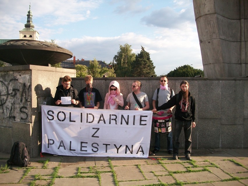 Manifestanci rozwinęli transparent: "Solidarnie z Palestyną"