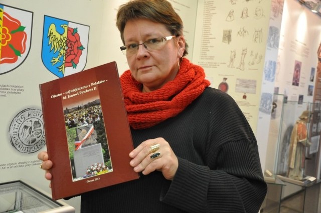Książkę napisała Ewa Cichoń, dyrektorka Oleskiego Muzeum Regionalnego i autorka wielu książek o historii Olesna.