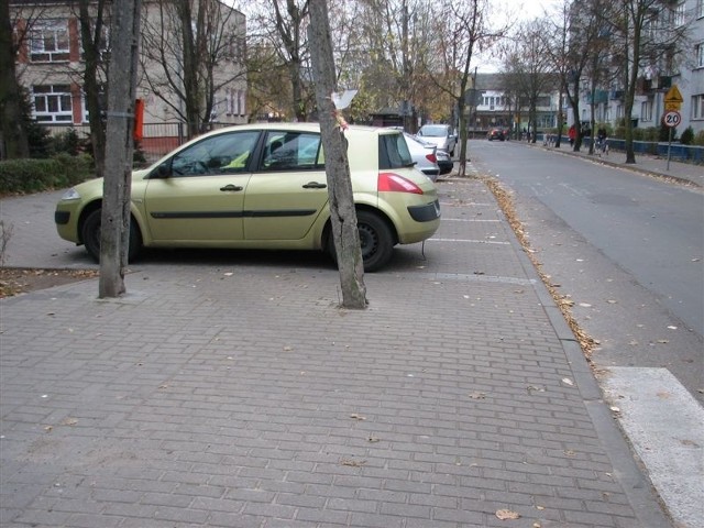 Linia parkingu może słabo widoczna, za to brak miejsca na chodniku - doskonale.