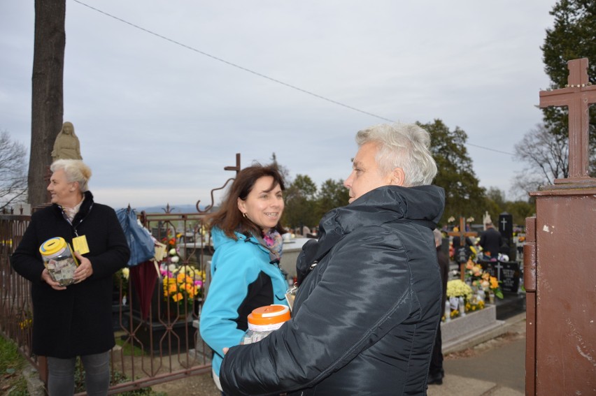 Krzęcin. Dzięki dwudniowej kweście, na cmentarzu w Krzęcinie (gm. Skawina) zostaną odnowione kolejne nagrobki.